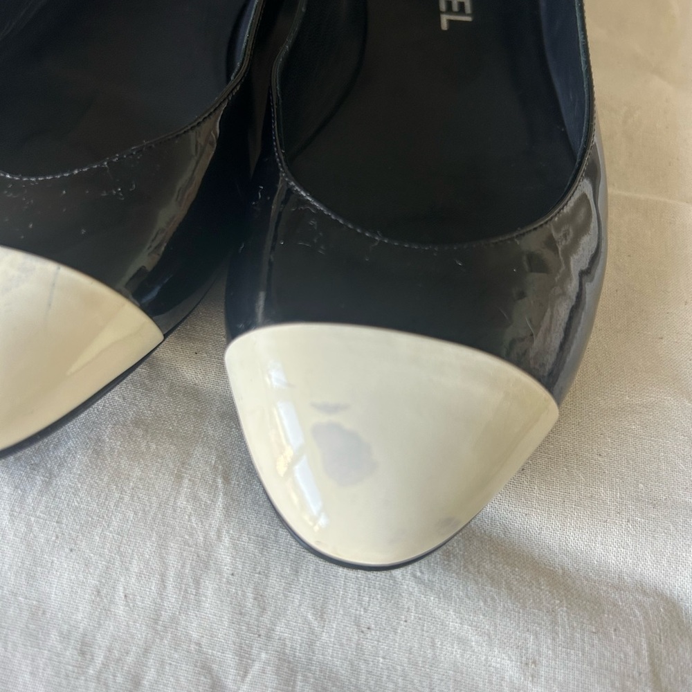CHANEL Women's Black and Cream Patent Ballerina Flats - Picture 3 of 8